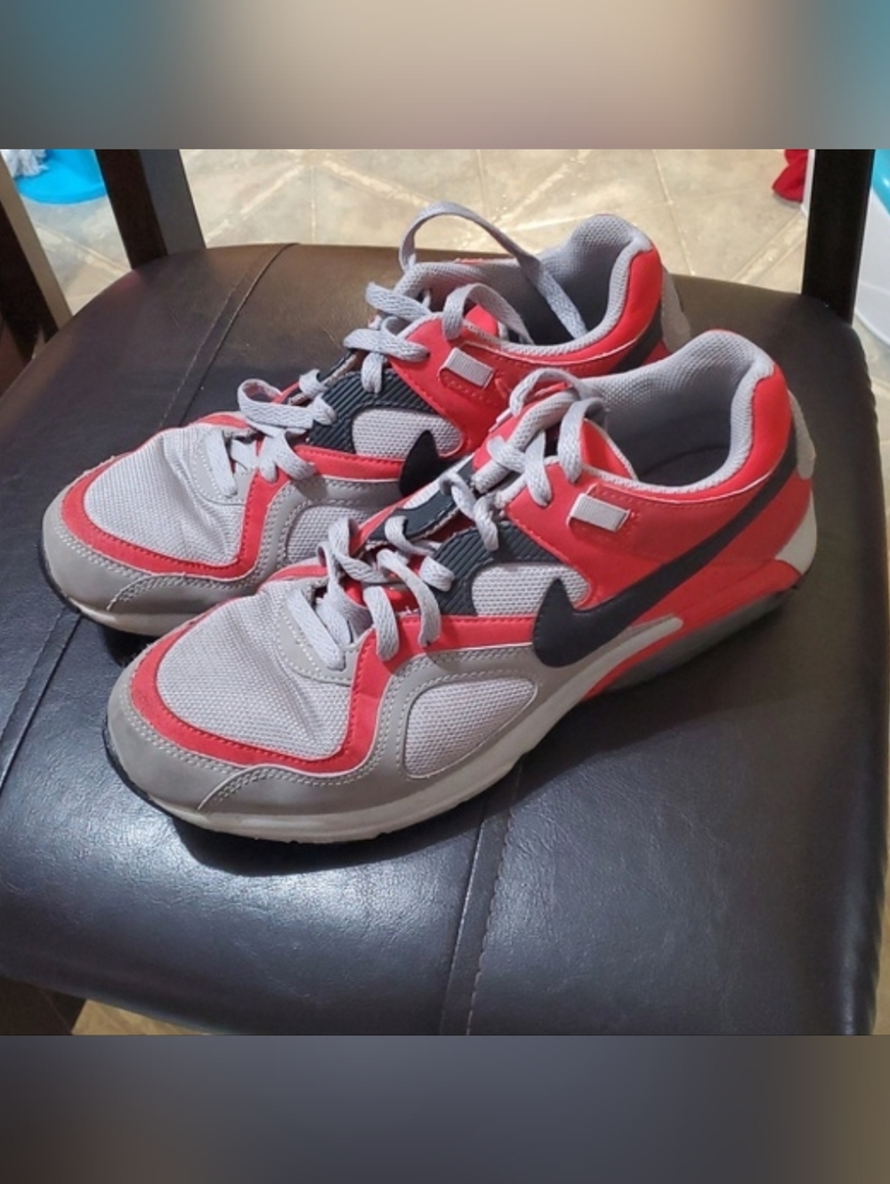 Nike Air MAX Gray, Black & Red Shoes Sneakers Sz:9.5